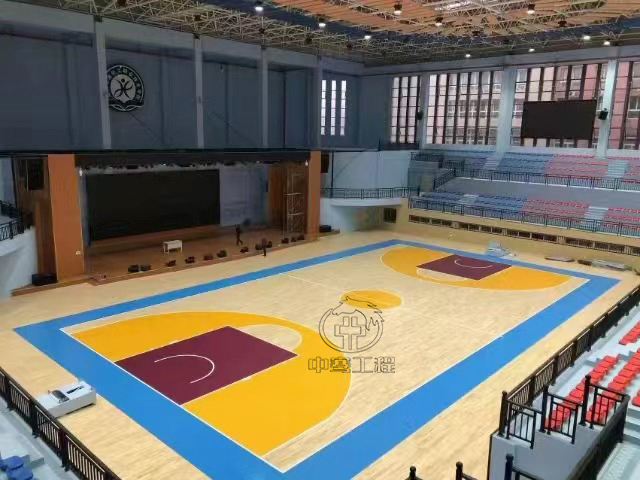 室內(nèi)木地板籃球場(chǎng)